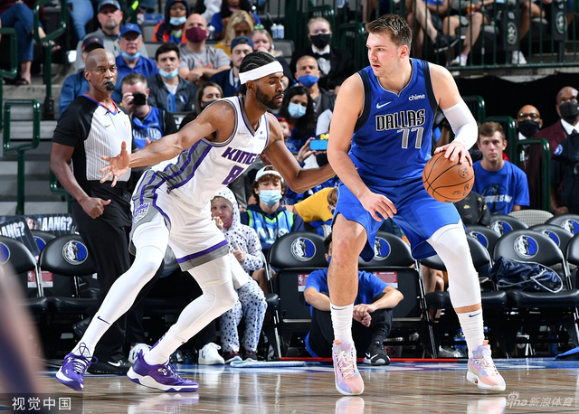 一个追求突 一个追求突